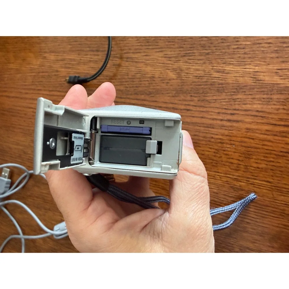 Sony Cyber-shot DSC-P8 3.2MP Digital Camera with Battery And Memory Card Read